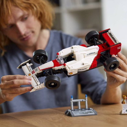 LEGO® Icons™ McLaren MP4/4 y Ayrton Senna