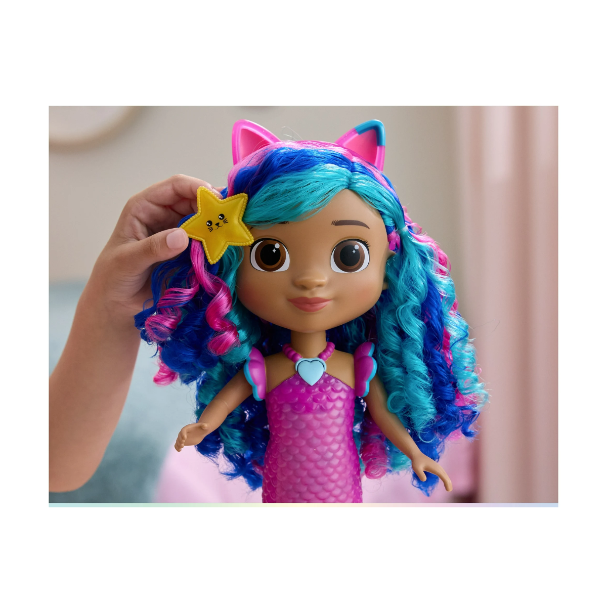 Gabby’s Dollhouse Figura Sirena Sing & Shine 35 cm (Luz, Sonido y Cola que Cambia de Color)