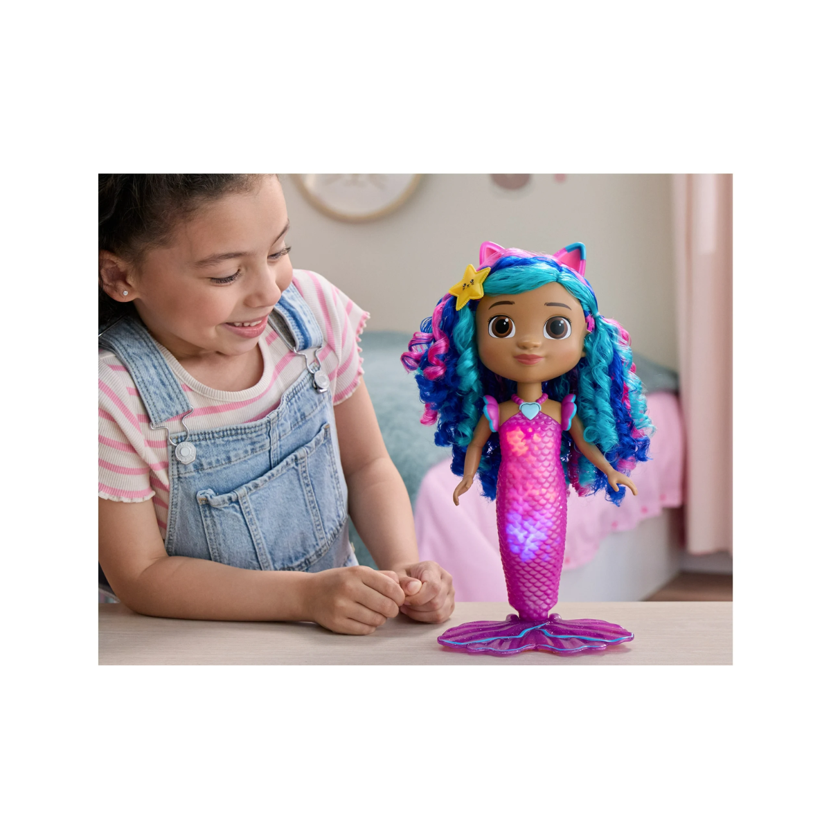 Gabby’s Dollhouse Figura Sirena Sing & Shine 35 cm (Luz, Sonido y Cola que Cambia de Color)