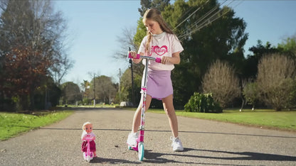 Juliana muñeca con scooter, luces, música y dos vestidos